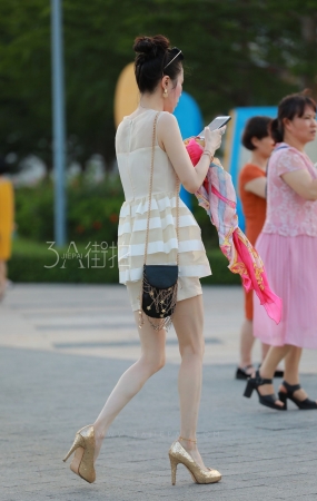 金色的鱼嘴高跟，高挑骨感少妇-19P