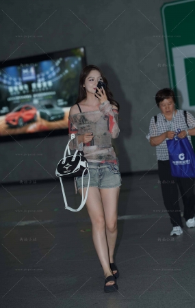 热裤美眉