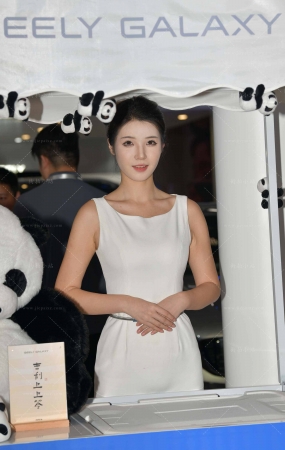 工作中的丝腿女孩