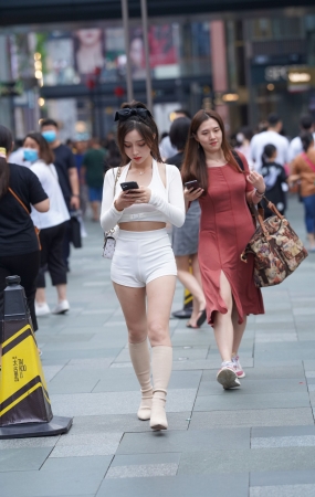 白裤女孩