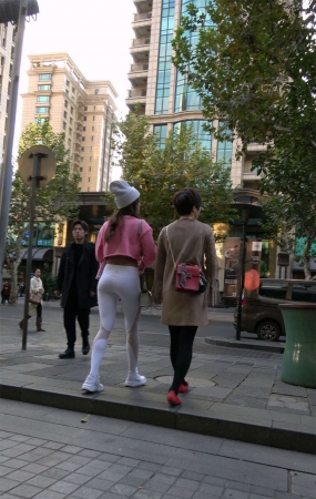 极品紧身弹力裤粉衣翘臀美女3