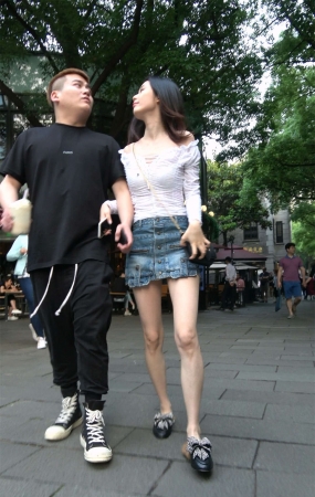 紧身白衣牛仔裙气质美女