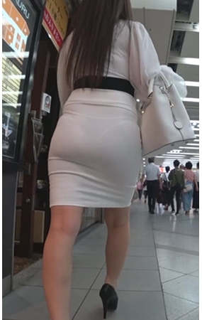 白色包臀黑色高跟美眉