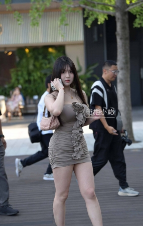 街拍微胖好身材短裙美女 【第一篇】