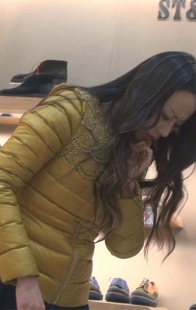 自信的美女生来就是赤脚穿鞋