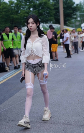夏日清凉热裤小美妞