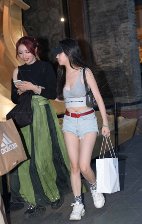 热裤美眉