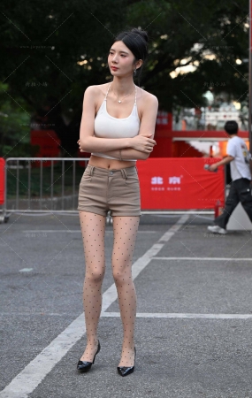 黑色点点R丝长腿美女