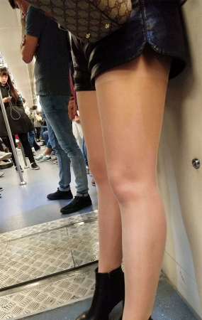 地铁丰满少妇黑色皮短裤肉色丝袜黑色高跟丰臀