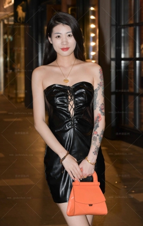 24531-7=100√搭讪性感大长腿小姐姐 18P