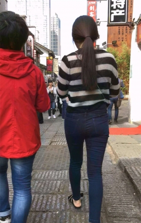 紧身牛仔妹子跟姐妹逛街