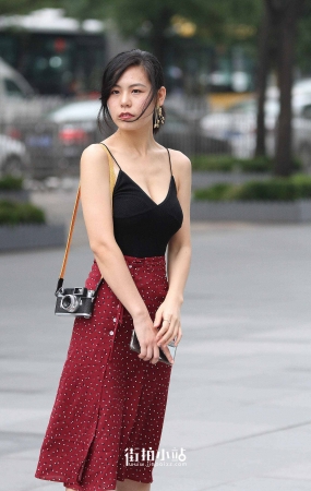 丰满的吊带背心美女