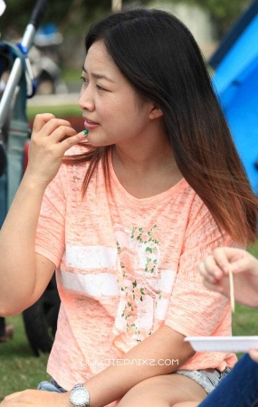 粉T恤衫小美女