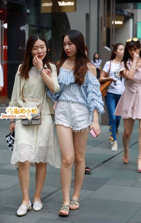 小姐妹俩逛街