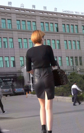 黑色开叉皮裙高挑身材短发美女