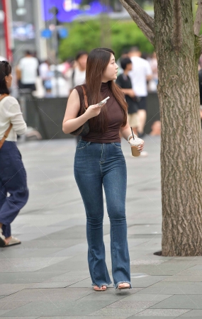 街拍丰腴身材，牛仔裤美女~