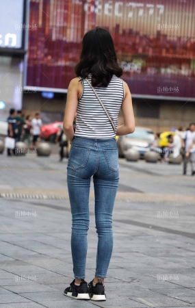 街拍条纹无袖衫紧身牛仔美眉