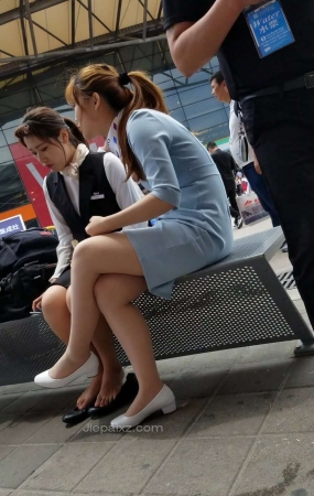 4K - 蓝裙美女跟同事在聊天 [265 MB/MP4]
