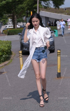 21413-2+256√拥有一双美腿的美女记者 24P