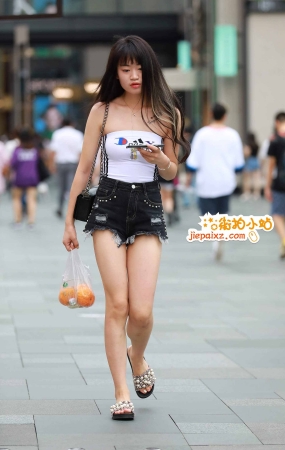 街拍热裤青春少女