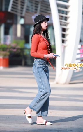 丰满的牛仔喇叭裤妹子