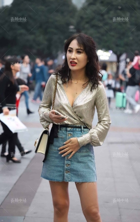 街拍牛仔裙V领低胸美女