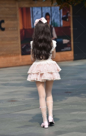 街拍可爱的粉色裙女孩儿