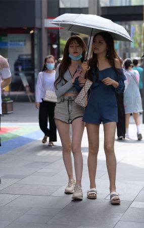 热裤白皙美腿