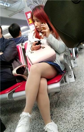 4k超清，高铁站候车室内的极品肉丝袜美颜靓丽女神