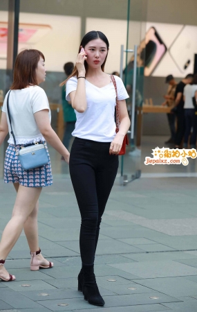 黑色紧身裤小姐姐身材真棒