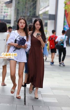 苗条的美女姐妹