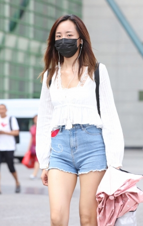 牛仔热裤妹子
