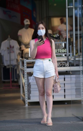 街拍白热裤长腿美女