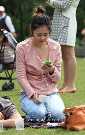 街拍粉色衣服青春靓丽大眼妹
