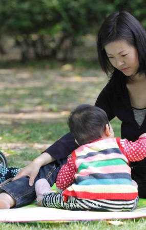 街拍居家贤惠小媳妇