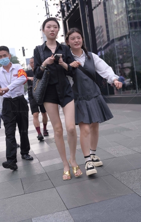 美腿金色高跟鞋