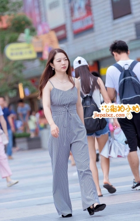 吊带连体衣美女