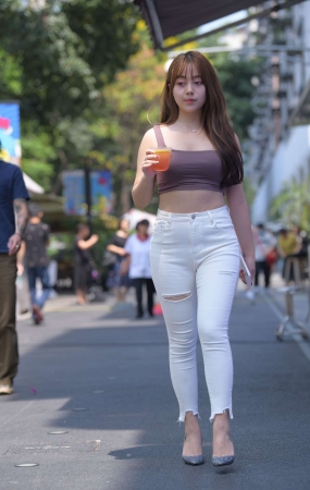 438白色牛仔裤小姐姐