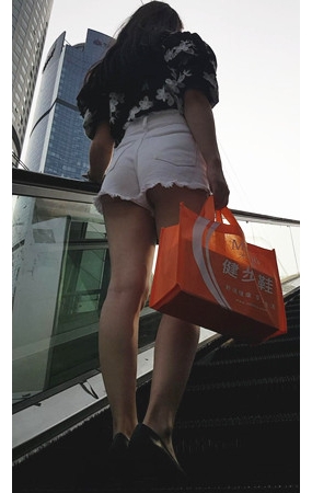 高腰白色短裤小妹
