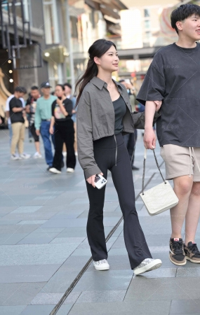 黑色长裤美臀女友