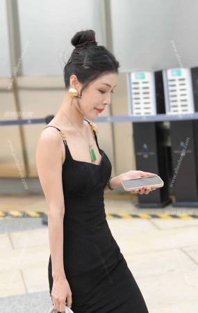 23916-37=42√白皙吊带裙少妇 12P