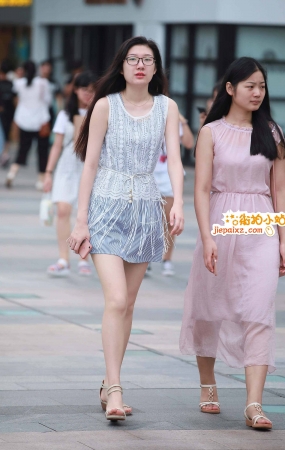 S气的连衣裙少妇