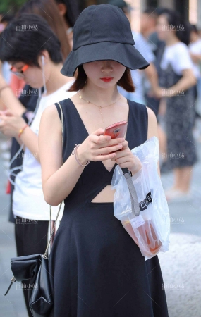 街拍低胸黑色帽子美眉