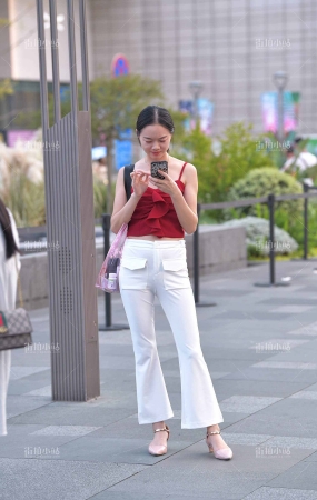 街拍白裤美女