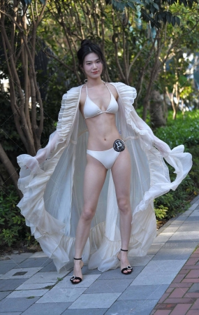 比基尼美女入场
