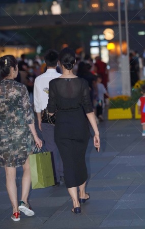 街拍漂亮的黑色裙小姐姐