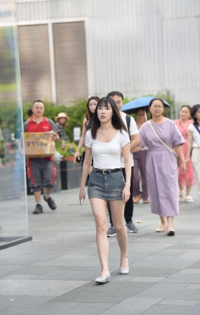 街拍牛仔超短裙，美腿mm
