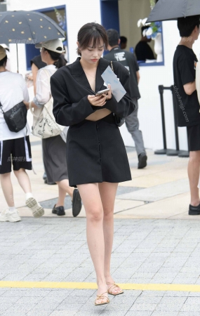 23916-12=97√美腿美足轻熟女【套图➕视频】 16P