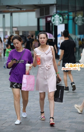 拿着饮料的气质少F