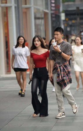街拍红色衣服喇叭牛仔裤美眉